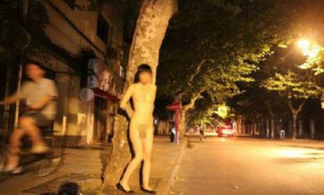O chinezoaică le dă bătăi de cap poliţiştilor: Se dezbracă şi se fotografiază noaptea în locuri publice (FOTO)