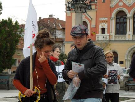 Simultan: În Piaţa Unirii, scandări împotriva exploatărilor de la Roşia Montană, în Parcul Traian, rugăciuni împotriva gazelor de şist (FOTO / VIDEO)