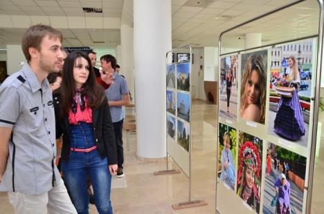 Noaptea Bibliotecilor: Pentru că "lectura e cool-tură", elevii orădeni au împărţit gratis cărţi (VIDEO)