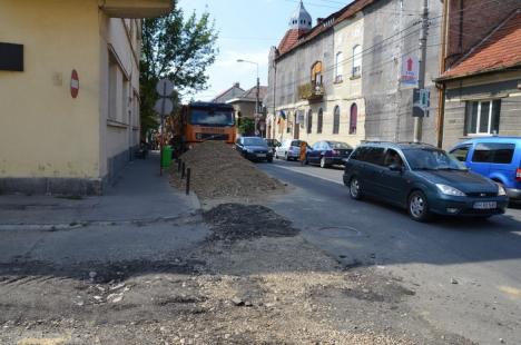 Atenţie, "şanţier"! Primăria a transformat 62 de străzi din Oradea în şantiere nesemnalizate (FOTO)