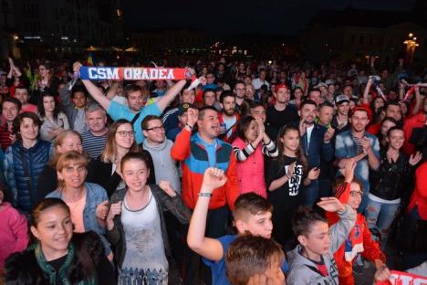 Sărbătoare în Piaţa Unirii: 'CSM suntem noi! Campionii României suntem noi!' (FOTO/VIDEO)