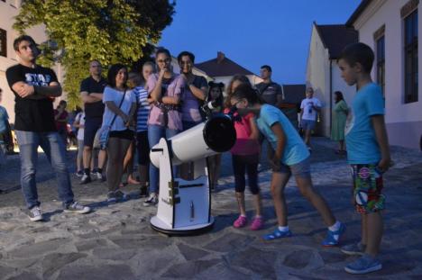 Prin telescop: Orădenii au urmărit cea mai lungă eclipsă totală de lună a secolului, din Cetate (FOTO)