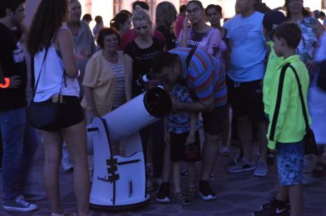 Prin telescop: Orădenii au urmărit cea mai lungă eclipsă totală de lună a secolului, din Cetate (FOTO)