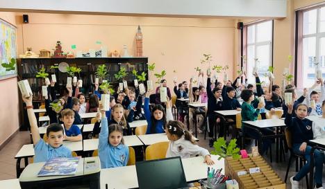 Stejar în dar: Peste 250 de elevi din Oradea au primit câte un puiet de stejar, ca să-l planteze și să-l vadă crescând (FOTO)