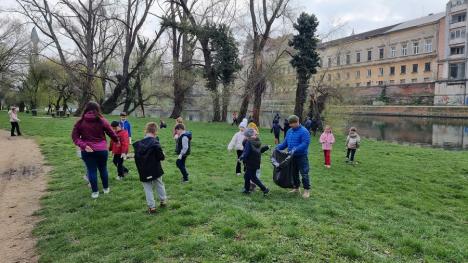 Mici, dar harnici: Elevii de la Școala Bălcescu au făcut curățenie pe malul Crișului (FOTO)