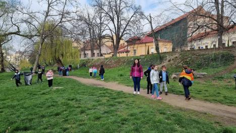 Mici, dar harnici: Elevii de la Școala Bălcescu au făcut curățenie pe malul Crișului (FOTO)