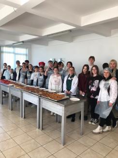 Prietenie... la bucătărie: Elevii Colegiului Economic din Oradea au gătit pizza împreună cu adolescenți refugiați din Ucraina (FOTO)