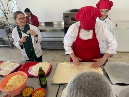Prietenie... la bucătărie: Elevii Colegiului Economic din Oradea au gătit pizza împreună cu adolescenți refugiați din Ucraina (FOTO)