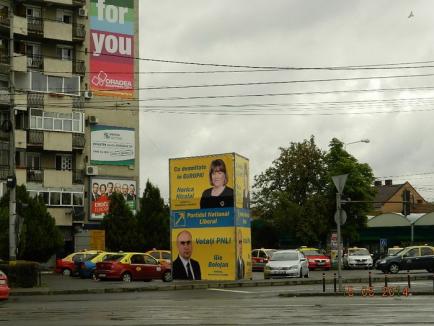 Tupeu de politicieni: Primăria Oradea şi-a încălcat propriul regulament de publicitate, montând ilegal prismele electorale (FOTO)