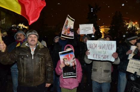 Oradea, seara a şasea de proteste: Unii manifestanţi s-au retras din cauza lozincilor vulgare (FOTO)