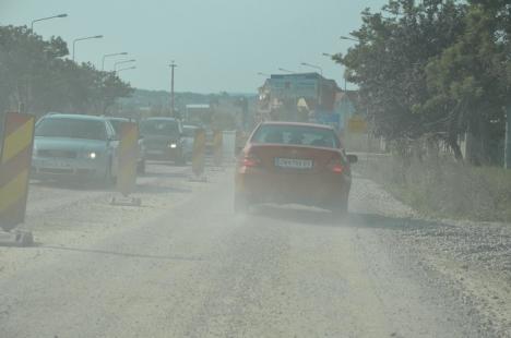 Pe DN 76, cu nervi şi praf: Muncitorii sparg, din nou, şoseaua dintre Oradea şi Sânmartin (FOTO)