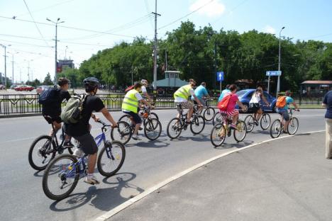 Elevii gojdişti promovează ciclismul, chiar dacă nu au destule piste în oraş (FOTO)