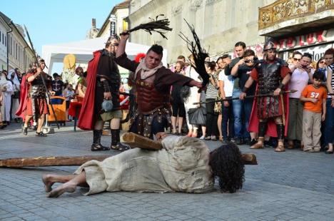 Patimile lui Hristos: Sute de orădeni l-au însoţit pe Iisus pe Drumul Crucii (FOTO / VIDEO)