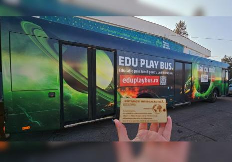 Edu Play Bus: Elevii din Bihor se „teleportează” în viitor, într-un autobuz amenajat ca o rachetă, unde trebuie să rezolve misterul sustenabilității Pământului