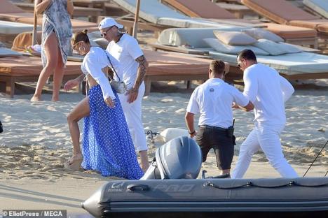 Un orădean a fost fotografiat pe plaja din Saint Tropez cu Jennifer Lopez! Cine e bărbatul (FOTO)