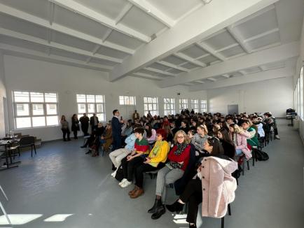 Educație pentru pace: Elevii unui colegiu din Oradea învață cum să promoveze limitarea conflictelor (FOTO)