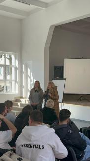 Educație pentru pace: Elevii unui colegiu din Oradea învață cum să promoveze limitarea conflictelor (FOTO)