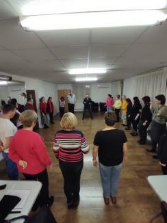 Educația în pași de dans: Profesori din Oradea au luat lecții de la un antrenor de dans (FOTO)