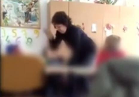 Revoltător! Educatoare filmată în timp ce umileşte şi bate copiii (VIDEO)