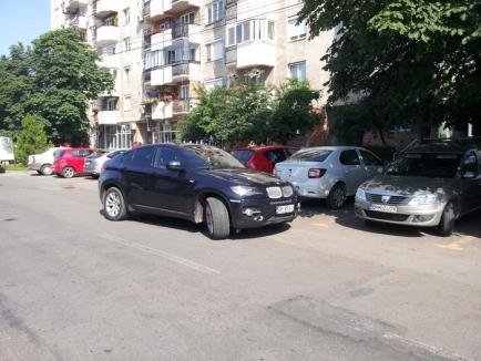 Şmecher cu bolid: şi-a parcat BMW-ul de-a curmezişul şi a blocat alte două maşini (FOTO)