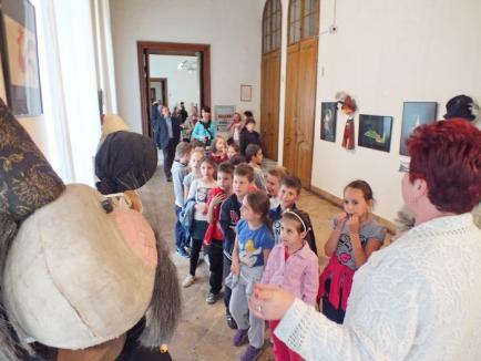 Debut ludic pentru Zilele Muzeului Ţării Crişurilor: Păpuşile Teatrului Arcadia, privite cu nostalgie de foştii actori (FOTO)