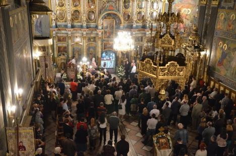 Hristos a Înviat! Sute de orădeni au mers să ia lumină la bisericile din centru (FOTO)