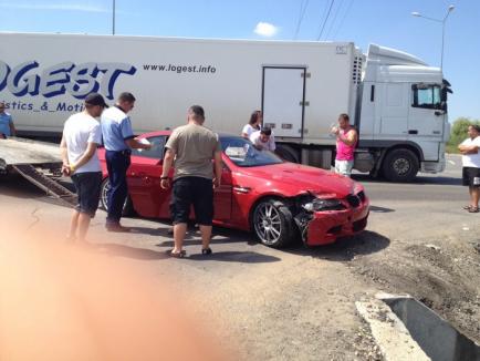 "Liniuţă" pe centură: Din cauza vitezei, un BMW M3 a intrat într-un şanţ (FOTO)