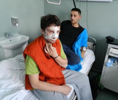 De la party, la spital: Trei tineri, cu răni grave, după ce au fost bătuţi de poliţişti şi jandarmi (FOTO / VIDEO)