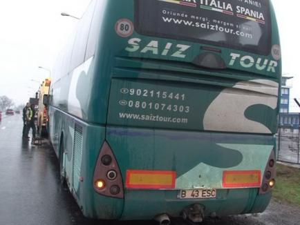 Un autocar care venea din Spania a ajuns în şanţ lângă Aeroportul Oradea (FOTO)