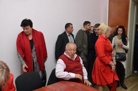 PSD-iştii bihoreni, cu feţele lungi după exit-poll-uri. Bodog se aşteaptă la orice, Mang îşi îmbărbătează colegii: "Zâmbiţi, măi!" (FOTO/VIDEO)
