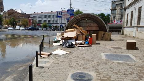 Oradea, după potop: Comercianţii din pasajul subteran de lângă Crişul s-au ales cu magazinele distruse (FOTO / VIDEO)