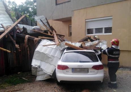 Furtuna a făcut prăpăd în Bihor: Acoperişul unui bloc din Salonta, luat pe sus de vânt şi aruncat peste maşini, iar două clădiri au fost trăznite (FOTO)