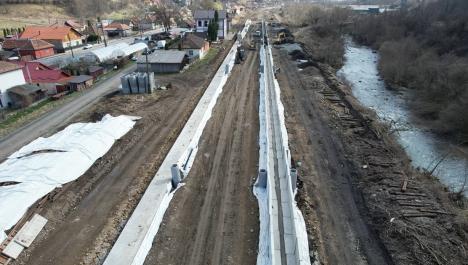 Stadiul lucrărilor la electrificarea căii ferate Cluj-Oradea. Cât timp va dura o călătorie cu trenul, după reabilitare (FOTO)