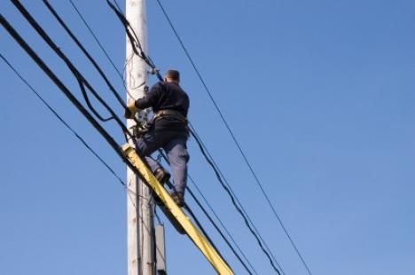 Un angajat Electrica a murit după ce s-a electrocutat pe un stâlp de curent