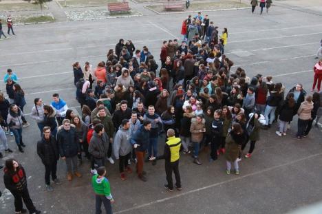 Vor burse! Flash-mob în curtea şcolii, pentru un drept prevăzut de lege (FOTO)