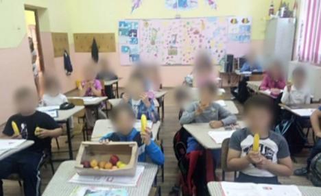 De necrezut! Elevii unei şcoli din Bacău, puşi să mimeze că mănâncă fructe pentru o şedinţă foto. Apoi, fructele le-au fost luate