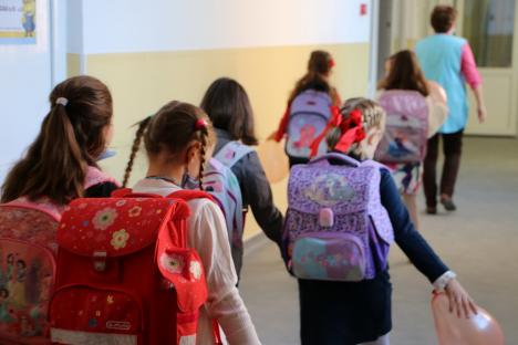 Părinți nemulțumiți la o școală din Oradea: Sunt obligați să cumpere un tricou pe post de uniformă, fără să primească bon fiscal la achiziție
