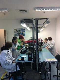 Şcoala... din fabrică: Din această lună, sute de elevi din Bihor vor face orele de ştiinţe în laboratoarele Celestica (FOTO)