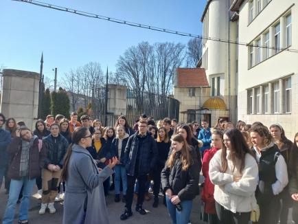 Întâlnire cu viitorul: Elevii Liceului Sanitar din Oradea, în vizită la Universitatea din Oradea (FOTO)