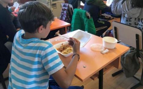 Programul „O masă caldă” continuă: Peste 3.000 de elevi din Bihor vor primi pachete alimentare