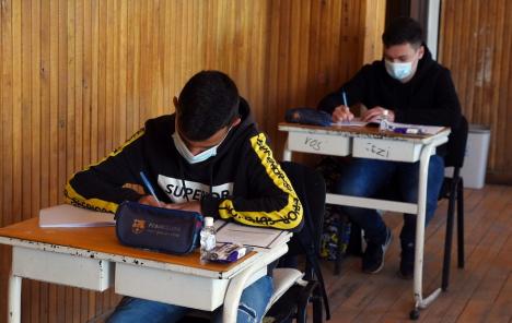 Peste 2,6 milioane de măşti, trimise de Guvern pentru şcolile din Bihor