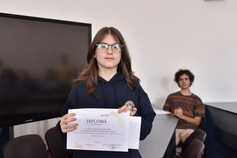 Cei 5 elevi din Bihor cu media 10 la Evaluarea Națională și la Bacalaureat au fost premiați cu bani (FOTO)