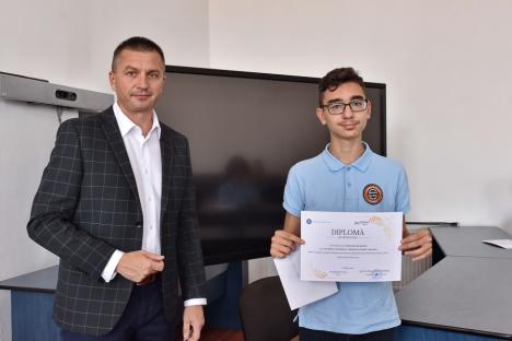Cei 5 elevi din Bihor cu media 10 la Evaluarea Națională și la Bacalaureat au fost premiați cu bani (FOTO)