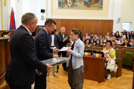Excelenții Oradiei: Cei mai buni elevi din oraș au fost premiați de Primărie (FOTO)