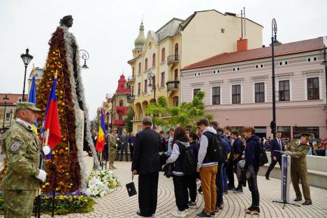 Regina Maria, cu mantie din flori. Mesajul reginei către poporul român, amintit într-o ceremonie în centrul Oradiei (FOTO/VIDEO)