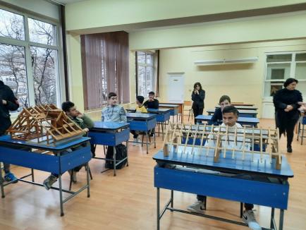 Schimb de experiență: Elevi de gimnaziu din Ineu au „testat” atelierele unui liceu tehnic din Oradea (FOTO)