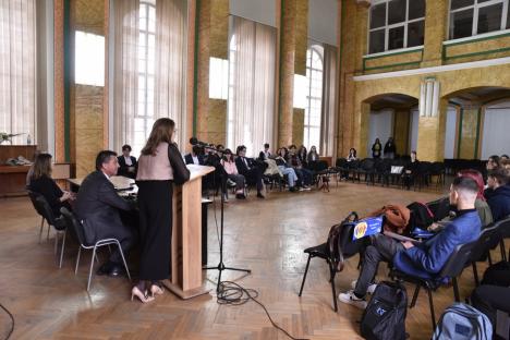 Ca la ONU. Elevi din Oradea dezbat probleme globale, simulând o conferință a Națiunilor Unite (FOTO)