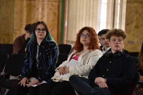 Ca la ONU. Elevi din Oradea dezbat probleme globale, simulând o conferință a Națiunilor Unite (FOTO)