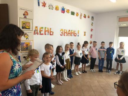 A început „școala ucraineană” la Oradea: Copiii refugiaţilor învaţă la un centru deschis de Caritas Eparhial (FOTO)