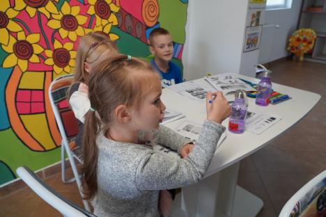 Greu de integrat: Copiii ucraineni refugiați în Bihor preferă să învețe online „acasă” decât să fie elevi „audienți” în școlile românești (FOTO)